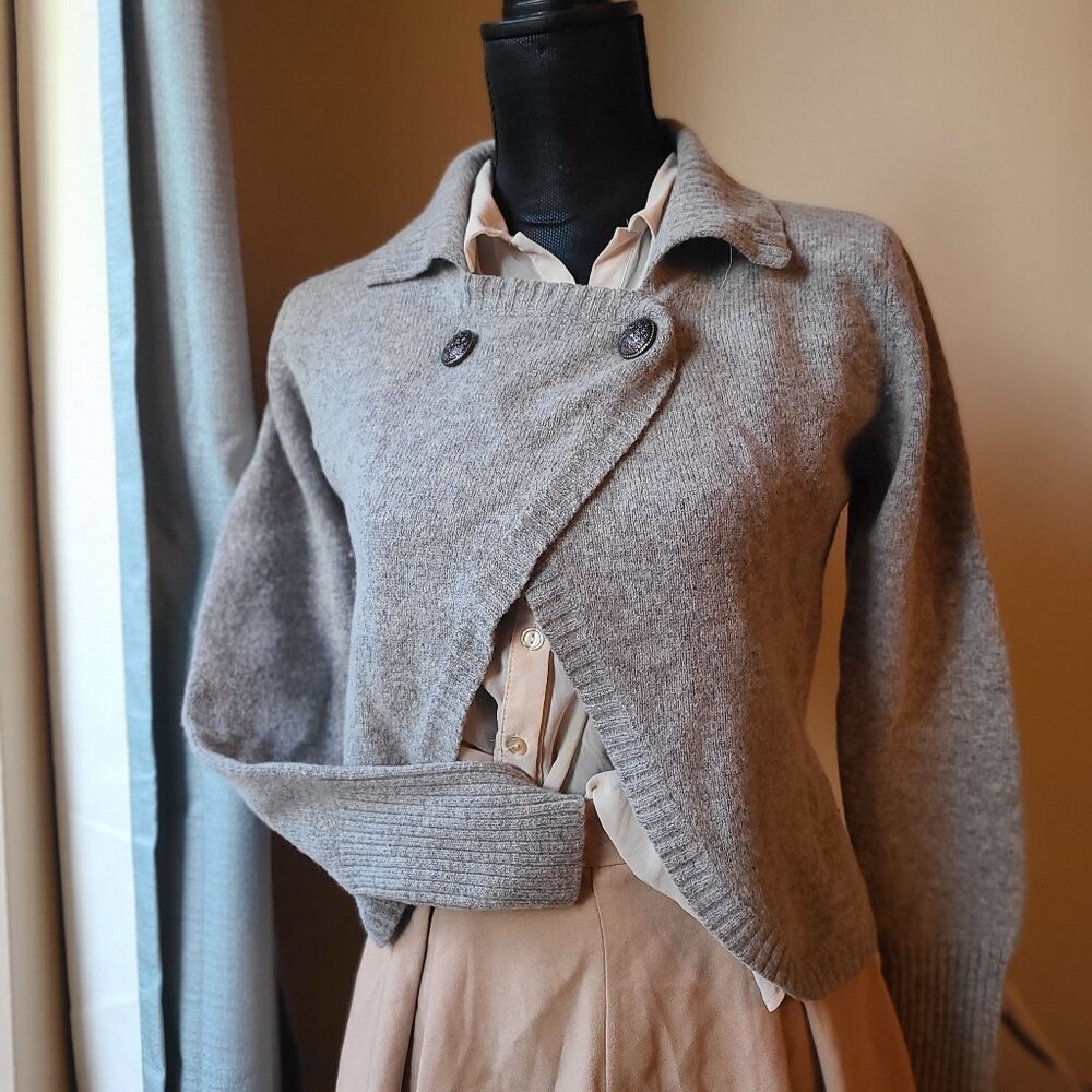 Adorable vintage cropped sweater. Size small.